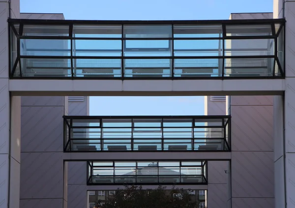Tre finestre chiuse ponte di vetro tra edifici — Foto Stock