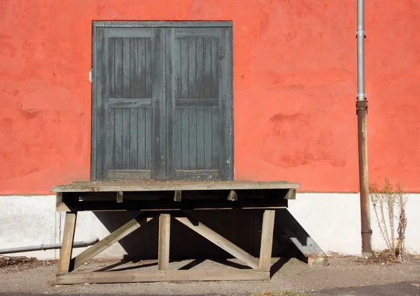 Old Wooden Cargo Ramp dan Red Wall — Stok Foto