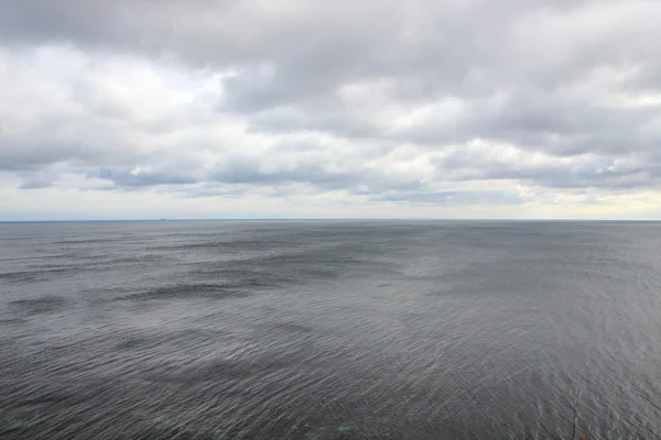 Oceano Orizzonte con acqua nera e nuvole drammatiche — Foto Stock