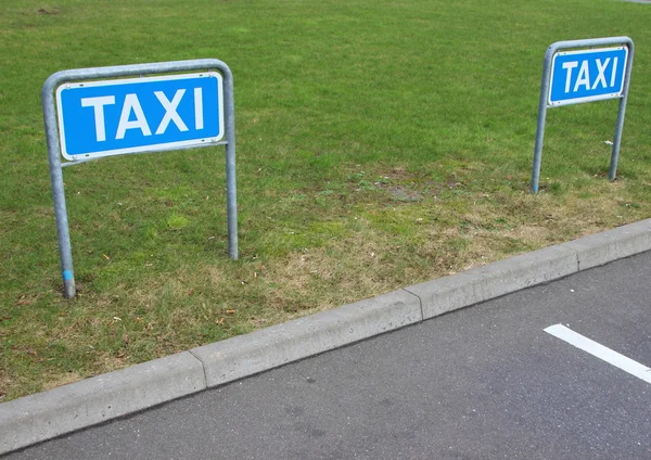 Señales de Taxi en Plaza de Aparcamiento Vacía en Perspectiva — Foto de Stock