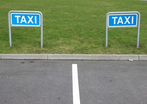 Señales de Taxi en Plaza de Aparcamiento Vacía con Fondo Verde — Foto de Stock