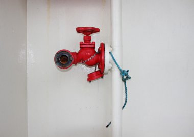 Beyaz zemin üzerine kırmızı yangın hidrant izole