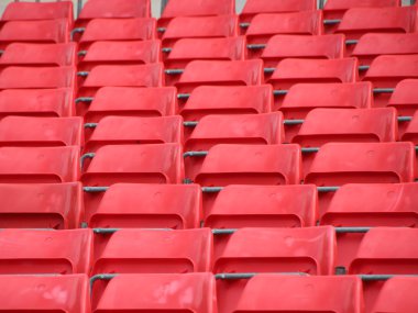 Kırmızı plastik sandalyeyle perspektifte stand platformu