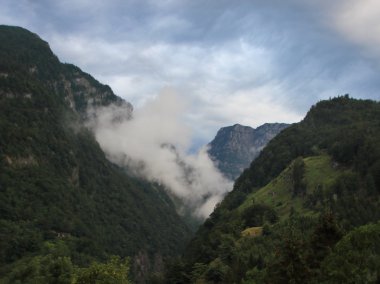 Bulutlu Avusturya Alplerinde ağır yağış Gollingen, sonra