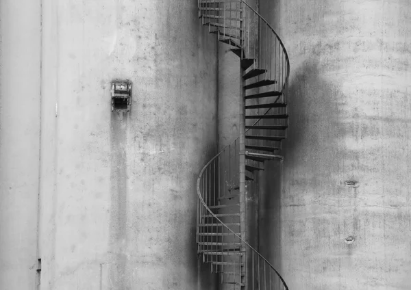 Escalera de metal al aire libre en pared gris de hormigón — Foto de Stock