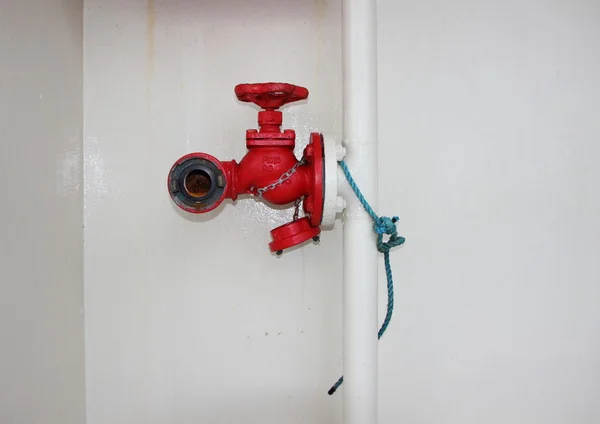 Isolierter roter Feuerhydrant auf weißem Hintergrund — Stockfoto