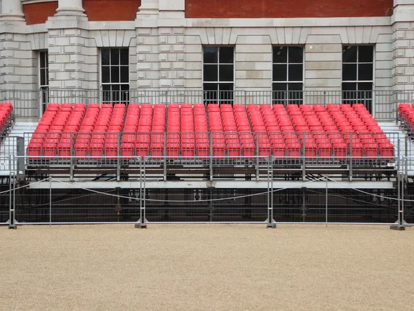 Стенд-платформа с рядами из красных пластиковых сидений — стоковое фото