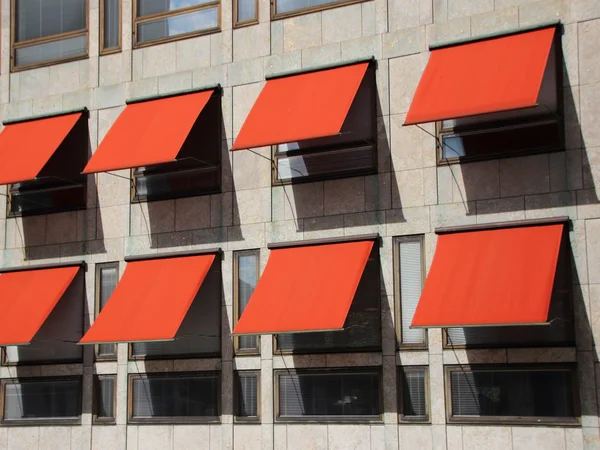 Vista panorámica del edificio moderno con sombrillas rojas —  Fotos de Stock