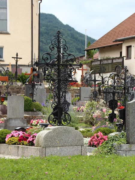 Katholieke Oostenrijkse kerkhof met handwerk ijzer grafsteen — Stockfoto