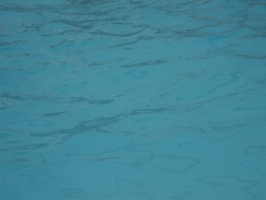 Mavi su huzurlu soyut havuz dalgaları üzerinden