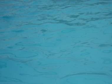 Mavi su huzurlu soyut havuz dalgaları üzerinden