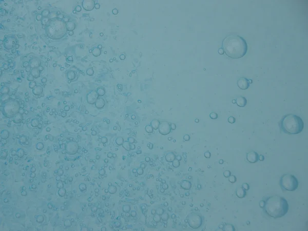 Agua azul de la piscina con un fondo de burbuja grande — Foto de Stock