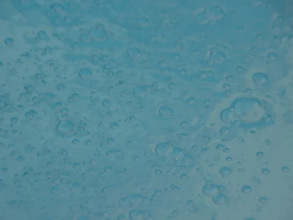 Perspectiva de la superficie azul de la burbuja de agua de la piscina — Foto de Stock