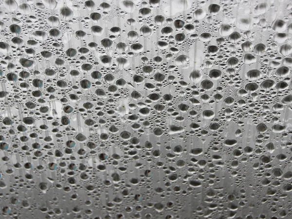 Condensation humide de l'eau sous le toit en plastique rayé — Photo