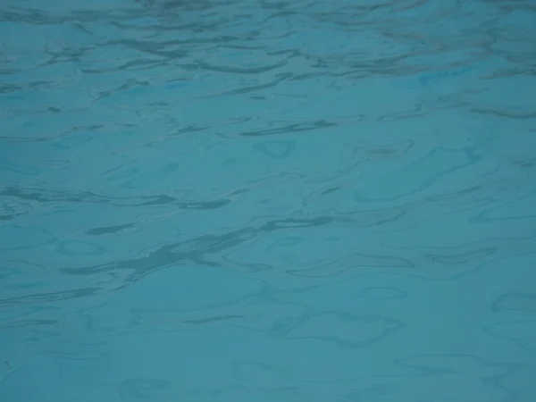 蓝色的水从游泳池波浪宁静摘要 图库图片