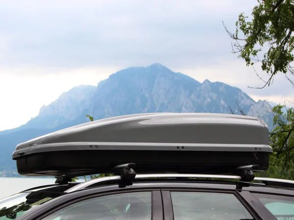 Auto dak doos met berg en Lake op achtergrond Stockfoto