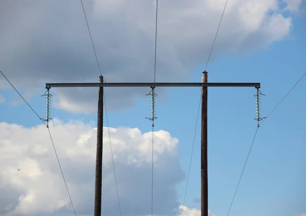 Einfacher Strommast im Grasfeld mit Wolken — Stockfoto