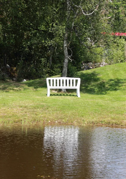 Biały stół z wody refleksji nad jeziorem — Zdjęcie stockowe