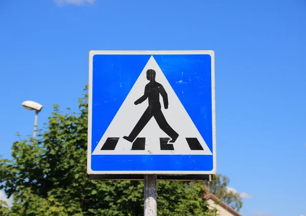 Pedestrian sign with blue sky and tree background — Stock Photo, Image