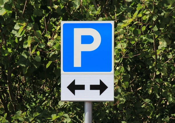 Parking sign with two black direction arrows — Stock Photo, Image