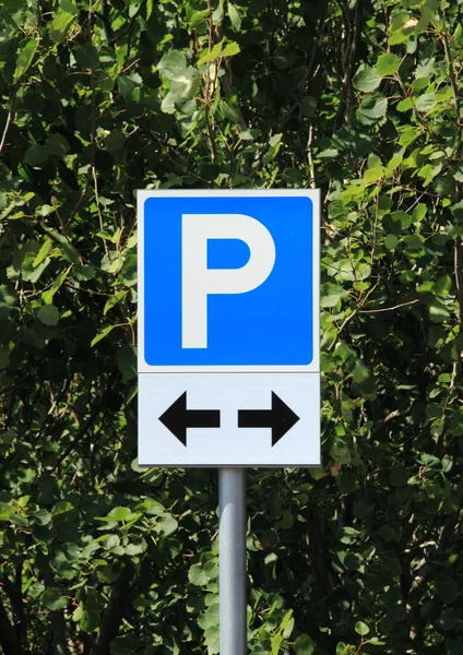 Segnale di parcheggio con due frecce di direzione nere — Foto Stock