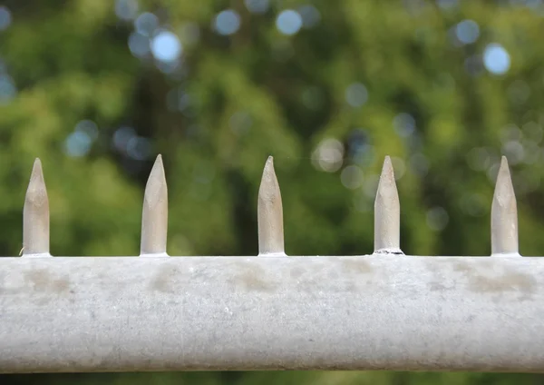 Picos de metal en la parte superior de la valla de seguridad —  Fotos de Stock