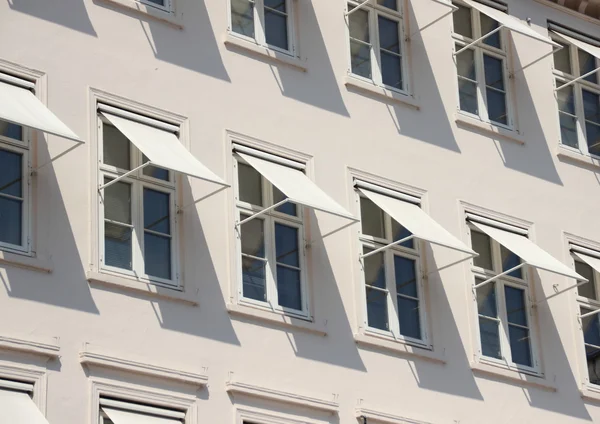 Detailní pohled na šedé budovy s bílým markýza Stock Fotografie