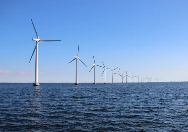 Perspektivlinie von Ozean-Windmühlen mit dunklem Wasser und Himmel — Stockfoto