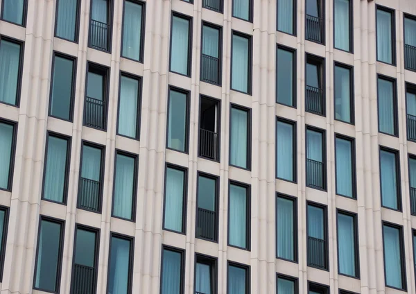 Перспектива фасаду будівлі з одним відкритим вікном — стокове фото