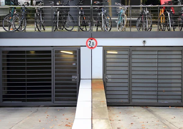 Ciudad estacionamiento entrada con bicicletas en la parte superior —  Fotos de Stock