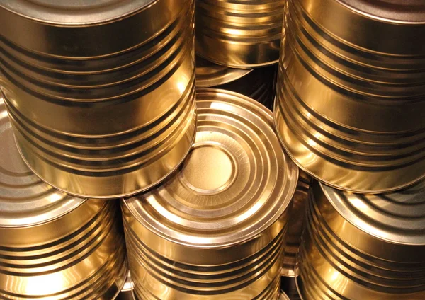 Topview de latas de metal dourado com perspectiva de corte de linha — Fotografia de Stock