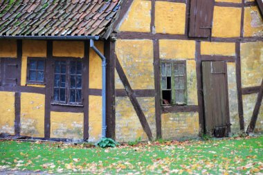 Kırık pencere ile eski yıpranmış yarı ahşap yazlık ev