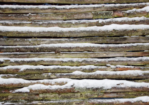 Snöiga trä pole staket vägg i vinter — Stockfoto