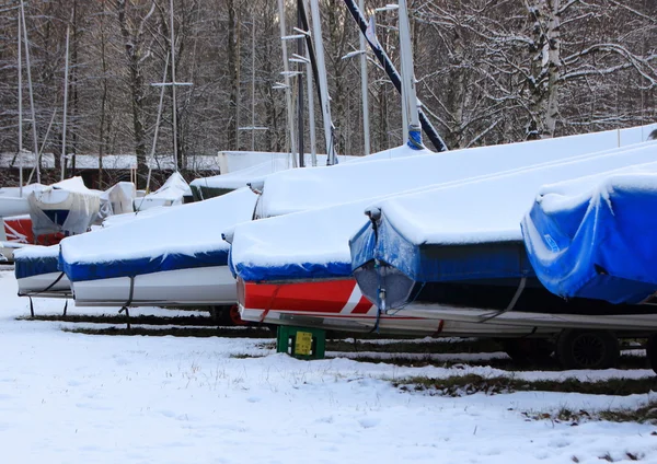 Perspectief van zeilschepen aan oever met sneeuw — Stockfoto