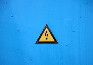 Sarı elektrik uyarı üçgen işareti mavi zemin üzerine