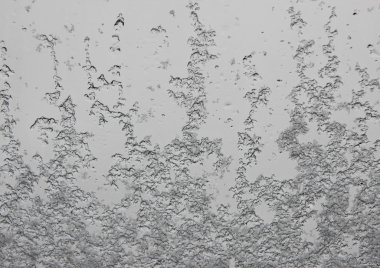 Pencere içinde eriyen kar kökenli