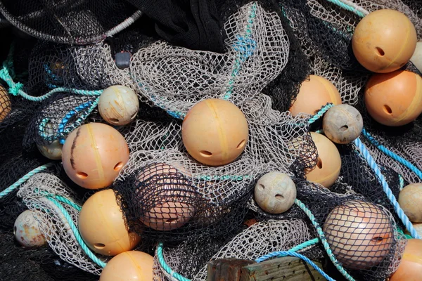 Fondo de la pila de red de pesca con flotadores amarillos — Foto de Stock