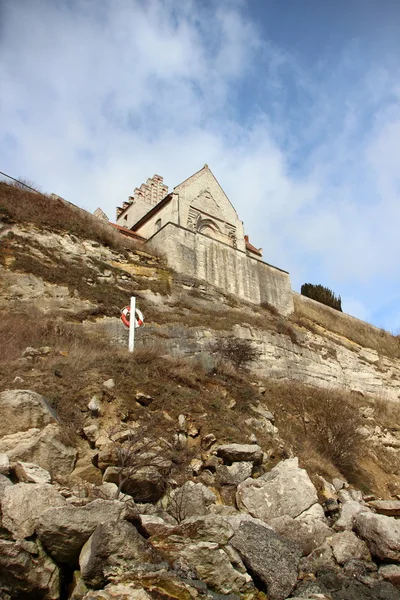 Kerk in Stevn Klint rand van de klif met redder in nood — Stockfoto