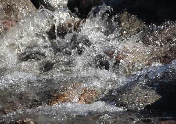 Bílá voda řeky Splash od tání Ukázat na hoře — Stock fotografie