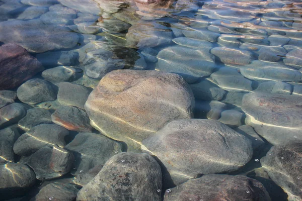 Ondiepe meditatie reflecties op water gepolijste stenen Rechtenvrije Stockfoto's