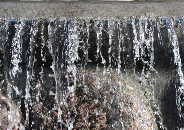 洪水城市喷泉中的孤立瀑布 — 图库照片