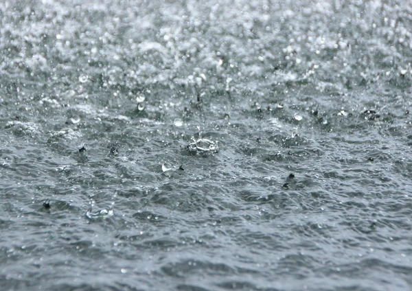 Une seule goutte d'eau sur fond de surface d'eau bouillante — Photo