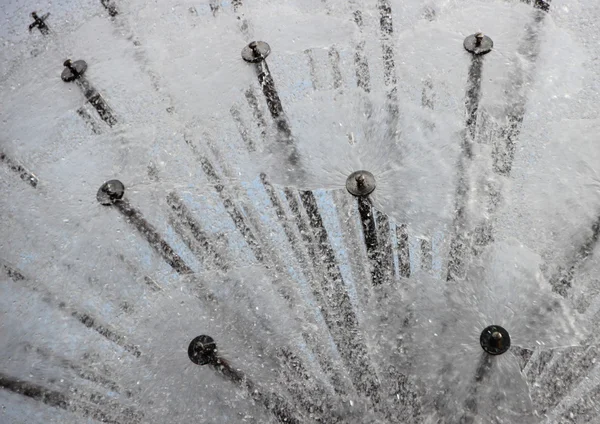 Vattenstänk från cirkulär stålrör fontän — Stockfoto
