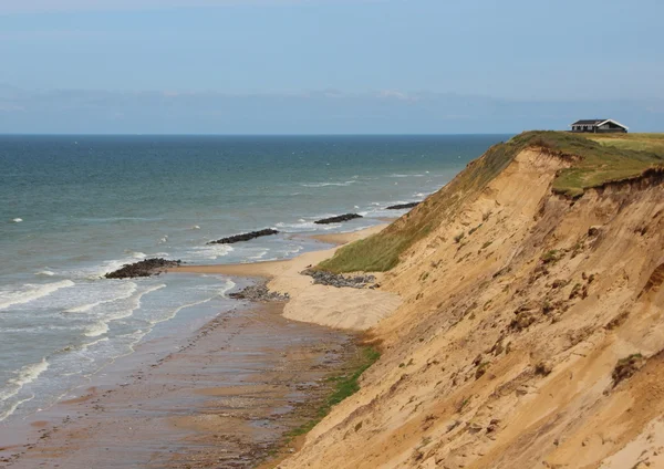Sandklippenlandschaft am Meer und Haus am Rand — Stockfoto
