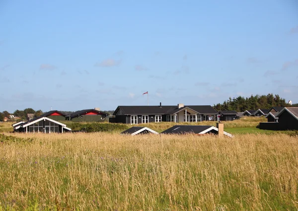 Casas de Verano Danesas en Hills con Cielo Azul — Foto de Stock