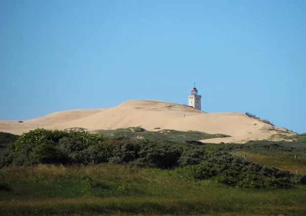 在鲁杰格·克诺德的灯塔与沙丘和蓝天 — 图库照片