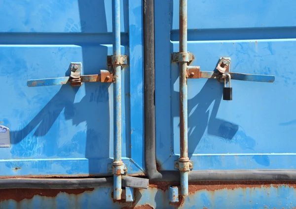 Mecanismo de bloqueo oxidado en primer plano del contenedor azul — Foto de Stock
