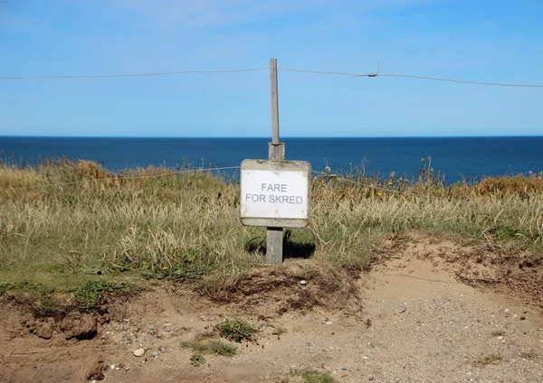 Dänisches Schild am Rande der Klippe warnt vor Erosion — Stockfoto