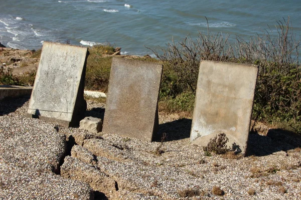 Tres lápidas al borde del acantilado con fondo oceánico — Foto de Stock