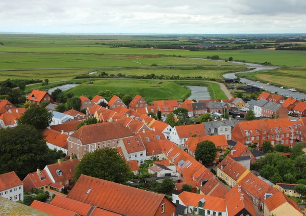Воздушная перспектива городского поселения с зелеными полями — стоковое фото